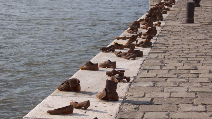 Budapest_jewish_WWII_memorial_shoes_on_river_bank