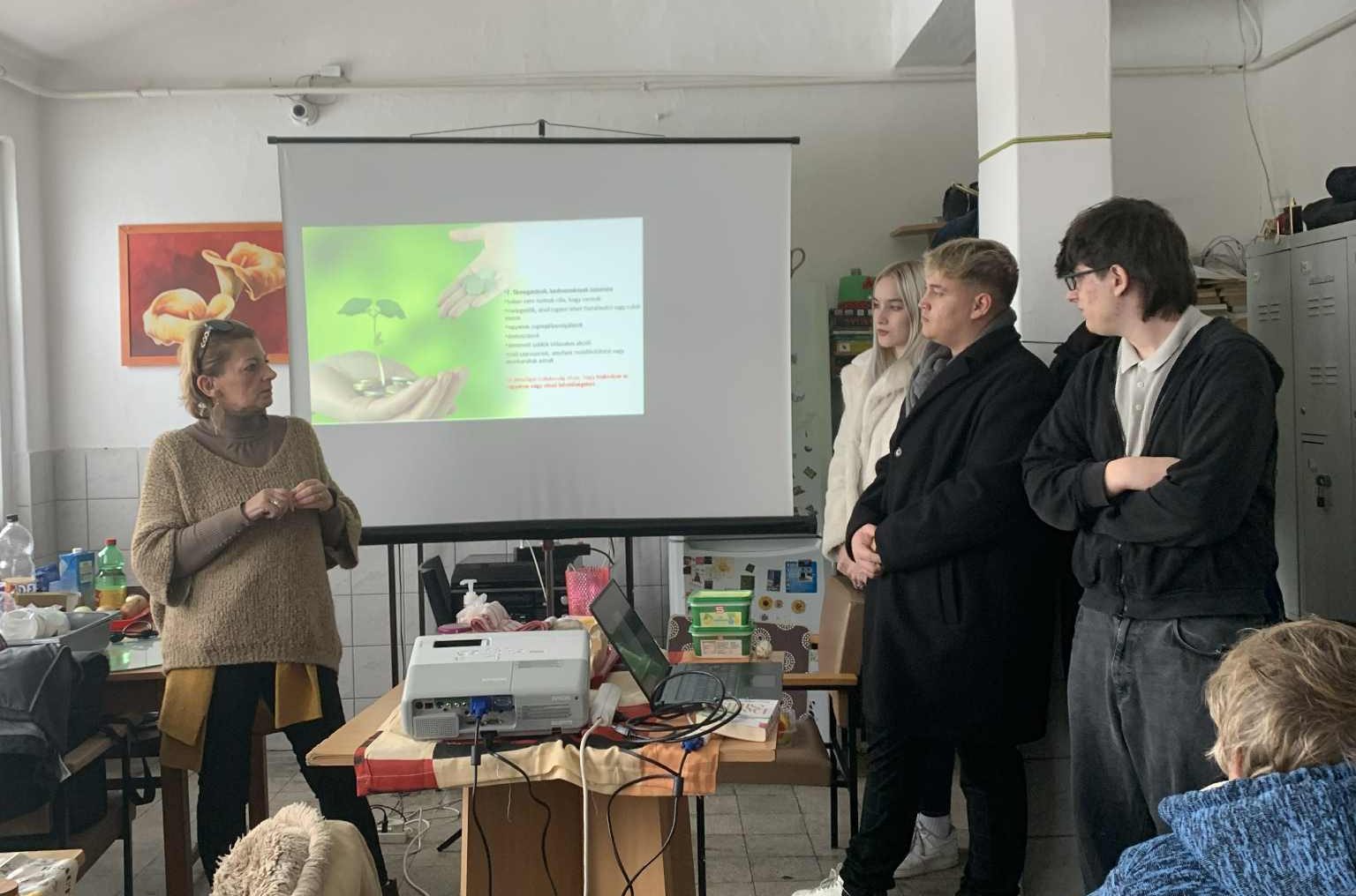 Diákjaink előadása a Komáromi hajléktalanszállón