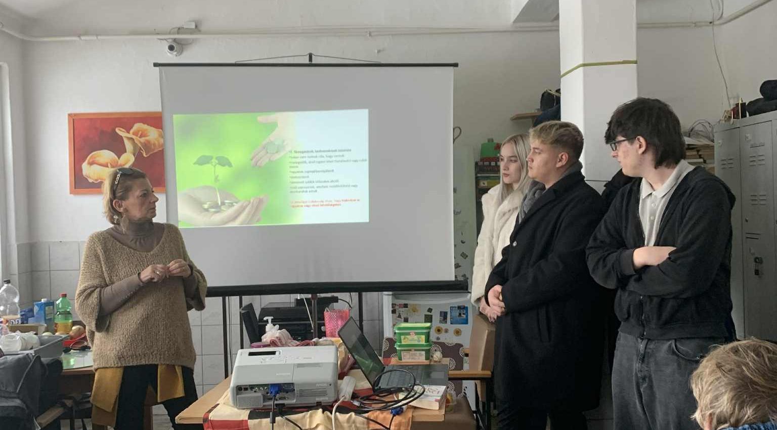 Diákjaink előadása a Komáromi hajléktalanszállón